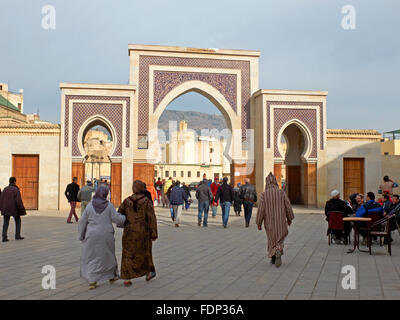 Les citoyens à Bab Porte Rcif. Vue du boulevard Ben Mohammed El Alaoui. Rcif Bab a une porte à l'ancienne médina de Fès El Bali. Maroc Banque D'Images