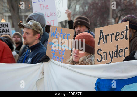 Lansing, Michigan - Manifestants appel de gouverneur du Michigan de démissionner à Flint crise de l'eau. Banque D'Images