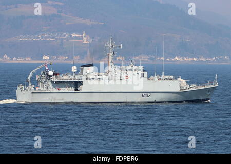 Le HMS Pembroke (M107), une classe de Sandown, destiné au chasseur passe Gourock avant de participer à l'exercice Joint Warrior 15-1. Banque D'Images
