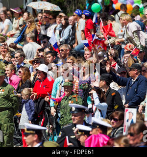 Sébastopol, en Crimée - Mai 9, 2015 : beaucoup de gens à regarder le défilé en l'honneur du 70e anniversaire du Jour de la victoire le 9 mai 2 Banque D'Images