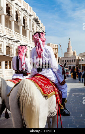 La patrouille de la Police à cheval Le Souk Waqif, Doha, Qatar Banque D'Images