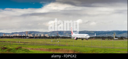 Adélaïde, SA, Australie - 22 juin 2013 : VH-VUG Vierge Boeing 737-8FE est prêt à décoller de l'aéroport d'Adélaïde, SA Banque D'Images