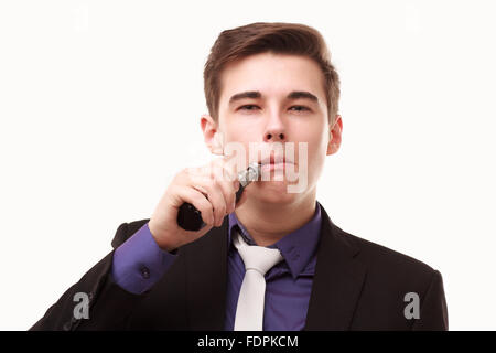 Portrait of a man in suit fumeurs une e-cigarette isolé sur blanc. Laissez la vapeur hors de sa bouche Banque D'Images