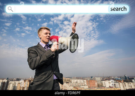 Homme d'affaires sur le toit avec megaphone Banque D'Images