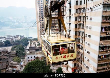 Chongqing, Chine - Le point de vue du Téléphérique de Changjiang acrossing le Changjiang river dans la journée. Banque D'Images