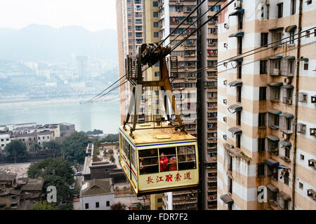 Chongqing, Chine - Le point de vue du Téléphérique de Changjiang acrossing le Changjiang river dans la journée. Banque D'Images