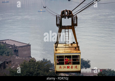 Chongqing, Chine - Le point de vue du Téléphérique de Changjiang acrossing le Changjiang river dans la journée. Banque D'Images