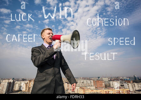 Homme d'affaires sur le toit avec megaphone Banque D'Images