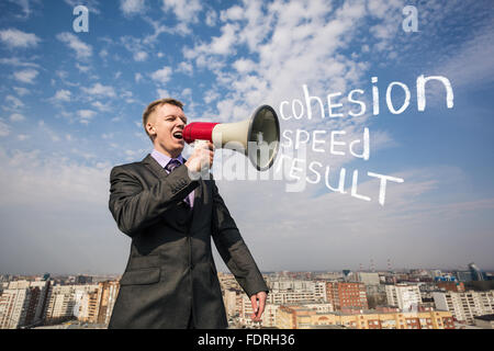 Homme d'affaires sur le toit avec megaphone Banque D'Images