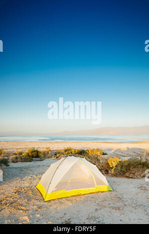 Camping tentes de camping à Salt Creek sur la rive orientale de la mer de Salton, California Banque D'Images