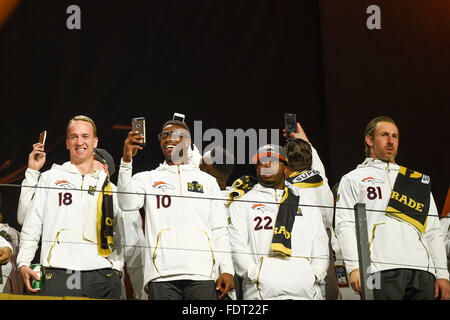 San Jose, Californie, USA. Lundi, Février 1, 2016 : Denver Broncos quarterback Peyton Manning (18), le receveur Emmanuel Sanders (10), le JUGE EN CHEF running back Anderson (22) et à la main l'extrémité Owen Daniels (81), sont introduits pour les fans lors de la journée d'ouverture de la conférence de presse de la Ligue nationale de football Super Bowl 50 entre les Denver Broncos et les Panthers au SAP Centre, à San Jose, Californie. Eric Canha/CSM Crédit : Cal Sport Media/Alamy Live News Banque D'Images