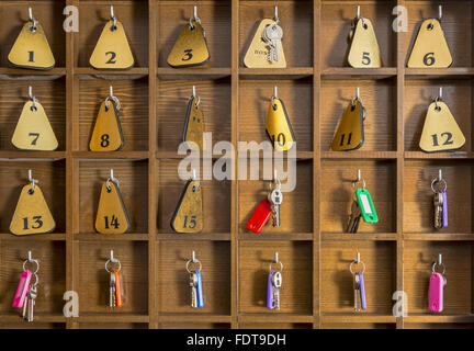 Les clés des chambres à la réception de l'auberge 2 étoiles 24 compteur. Banque D'Images