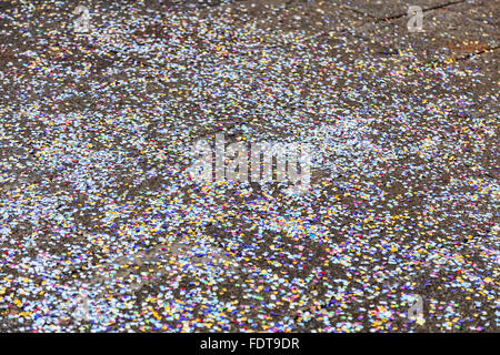 Morceaux de papier coloré sur la rue. Confettis sur la rue. Banque D'Images