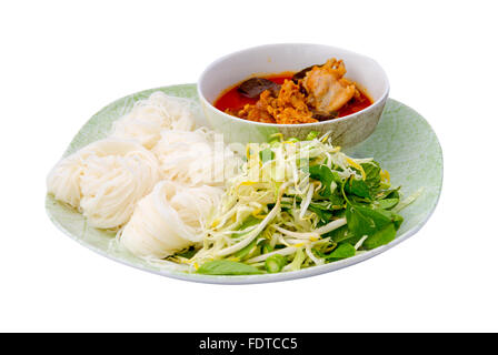 Vermicelle thaï curry de poulet mangé avec isolé sur fond blanc Banque D'Images