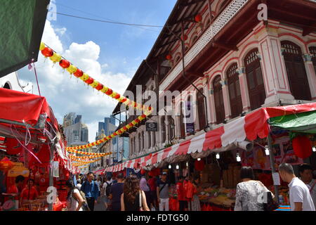 Scène de rue colorés dans Chinatown à Singapour pendant le Nouvel An chinois Banque D'Images