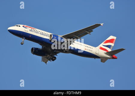 British Airways Airbus A320-200 G-EUYG l'atterrissage à l'aéroport Heathrow de Londres, UK Banque D'Images