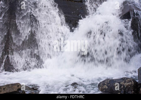 Cascade cascade sur les rochers en Snowdonia. Banque D'Images