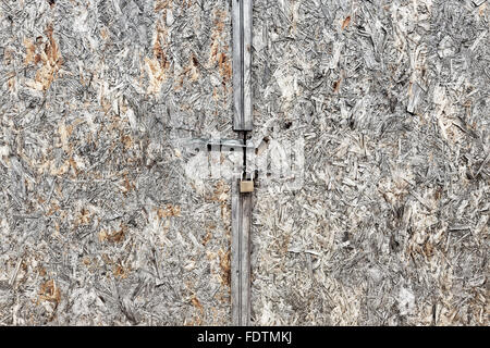 Porte en bois peint grunge avec un cadenas. La texture de fond photo Banque D'Images