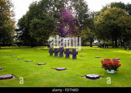 Pierres tombales et croix en pierre à la Cambe allemand seconde guerre mondiale cimetière militaire, Basse-normandie, France Banque D'Images