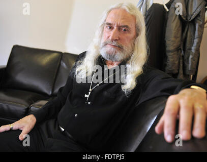 Country et folk singer Pierre Perret pose pour un portrait dans la salle de musique à Aberdeen, en Écosse. Banque D'Images