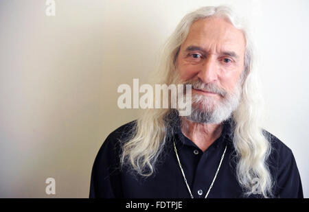 Country et folk singer Pierre Perret pose pour un portrait dans la salle de musique à Aberdeen, en Écosse. Banque D'Images