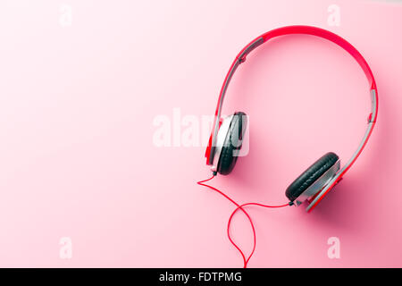 Casque Jaune Sur Fond Rose Minimal Music Concept Flat Lay Copy Space