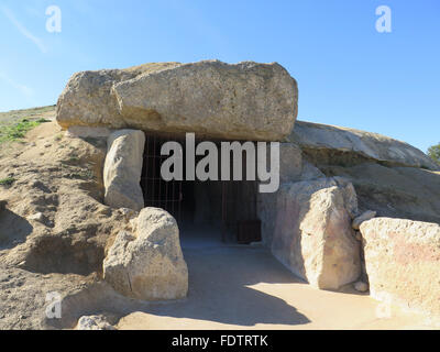 Entrée de l'ancienne chambre funéraire près de Dolmen Antequera, Andalousie Banque D'Images