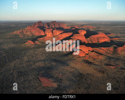 Eyriel voir d'Uluru (Ayers Rock) à partir d'hélicoptères au lever du soleil en été. Banque D'Images