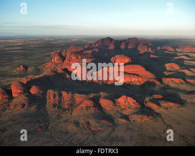 Eyriel voir d'Uluru (Ayers Rock) à partir d'hélicoptères au lever du soleil en été. Banque D'Images