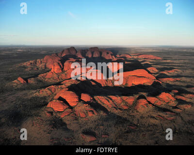 Vue aérienne d'Uluru (Ayers Rock) depuis l'hélicoptère au lever du soleil en été. Banque D'Images