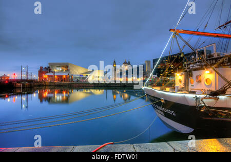 Voile navire amarré dans l'Albert Dock avec les trois grâces et Liverpool Museum de view.Merseyside Banque D'Images