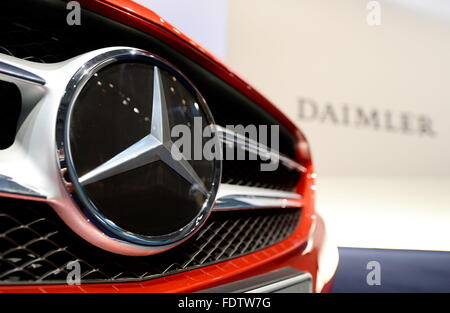 (Dossier) - Une archive photo, datée du 6 février 2014, montre le capot de la nouvelle Mercedes Benz C-Class avec le modèle du logo du constructeur automobile Mercedes lors d'une conférence de presse bilan de Daimler à Stuttgart, Allemagne. L'association de protection de l'environnement et des consommateurs la "Deutsche Umwelthilfe' envisage de demander la révocation des réceptions par type de véhicule à moteur Mercedes Benz. Photo : Bernd Weissbrod/dpa Banque D'Images