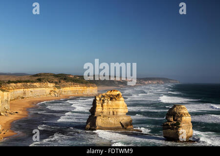 Gog et Magog, deux piles de roche près de la douze apôtres à la Great Ocean Road dans le Port Campbell National Park, Australie Banque D'Images