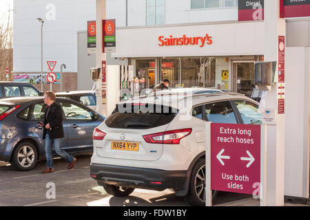 Vue d'essence/diesel Sainsbury's à Victoria station Road,Co.Durham Darlington,Angleterre,UK Banque D'Images