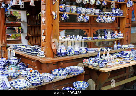 Poterie céramique colorée en faïence de Boleslawiec at a market stall à Karpacz, Pologne Banque D'Images