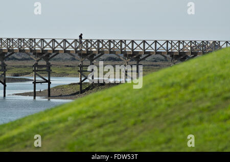 Personne marchant sur Quinta do Lago pont en bois Banque D'Images