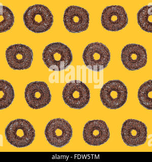 Profil de Sameless donuts au chocolat sur fond jaune Banque D'Images