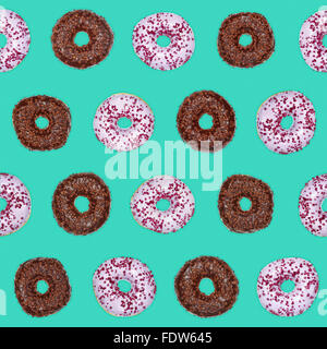 Motif du chocolat donuts transparente sur fond bleu turquoise Banque D'Images