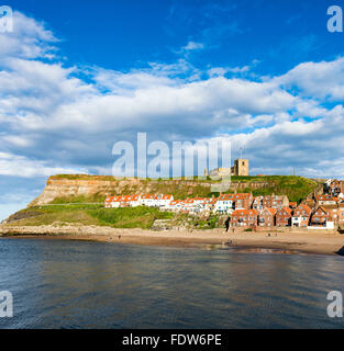 Vieille ville de Whitby et Eglise St Mary sur un lumineux, ensoleillé, soirée d'été Banque D'Images