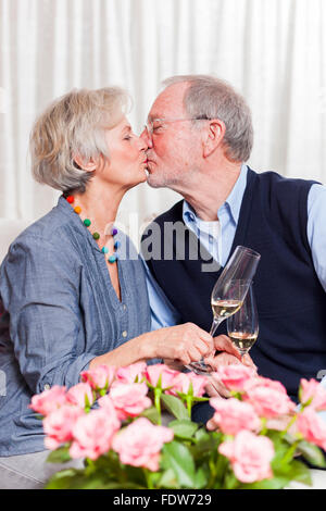 Happy senior couple kissing at anniversaire retraite Banque D'Images