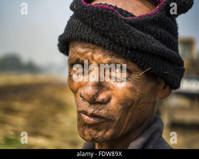 Khok Thung, Suphan Buri, Thaïlande. Feb, 2016 2. Un travailleur agricole migrant à partir de l'est de la Thaïlande dans un champ de canne à sucre pendant la récolte dans la province de Suphan Buri, dans l'ouest de la Thaïlande. Canne à sucre thaïlandais les rendements devraient chuter d'environ 2 pour cent pour la récolte 2015-2016 en raison de précipitations inférieures à la normale. La Thaïlande est le deuxième plus important exportateur de sucre au monde. Les producteurs de sucre thaïlandais espèrent une bonne récolte constitueraient des pénuries sur les marchés mondiaux causés par la baisse des récoltes au Brésil et en Australie, où les rendements en sucre ont été freinée par la sécheresse. © Jack Kurtz/ZUMA/Alamy Fil Live News Banque D'Images