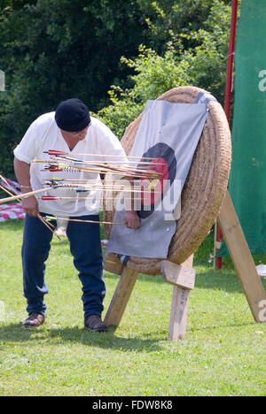 TEWKESBURY, des bureaux extérieurs. UK-12 JUILLET : contrôle de cible pour gagner la compétition de tir à l'Arrow, le 12 juillet 2014 à Tewkesbury Foire Médiévale Banque D'Images