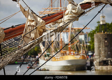Recherche à travers le beaupré de 'irene' un vieux ketch en trading à des quais, Bristol, Grande-Bretagne. Banque D'Images