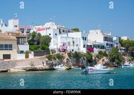 Propriété de bord blanc avec des fleurs de bougainvilliers rose et turquoise de l'eau sur une journée ensoleillée en Juillet Banque D'Images