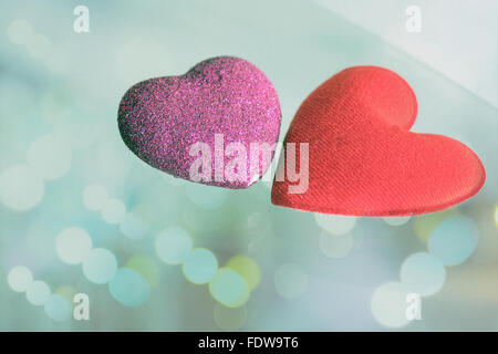 En forme de coeur rouge sur fond blanc signe pour l'amour et valentine jours. Banque D'Images