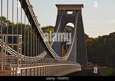 Pont suspendu de Clifton au début de la lumière du soleil du matin, Clifton, Bristol, Grande-Bretagne. Banque D'Images