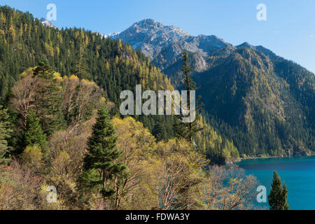 Paysage de montagnes autour de Long Lake, Jiuzhaigou National Park, dans la province du Sichuan, Chine, Site du patrimoine mondial de l'UNESCO Banque D'Images