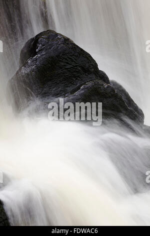 Speke Marin's Mill bouche, descendant en cascade des falaises côtières près de Hartland Quay, près de Bideford, North Devon, Grande Bretagne. Banque D'Images