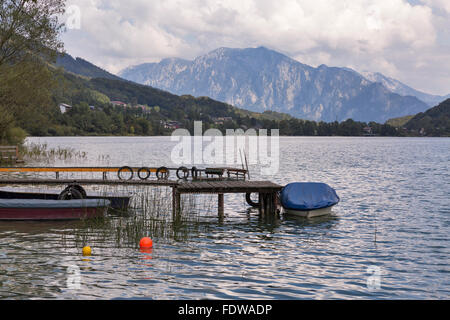 Ancienne jetée en bois avec des bateaux sur le lac alpin de Mondsee, Autriche Banque D'Images