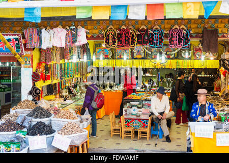 Intérieur de boutique touristique, Shuzheng village tibétain, Jiuzhaigou National Park, dans la province du Sichuan, Chine Banque D'Images